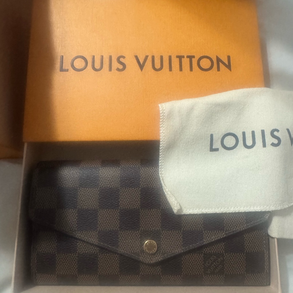 Louis Vuitton Sarah Wallet Like New Condition. Originally $720. Selling For $300
